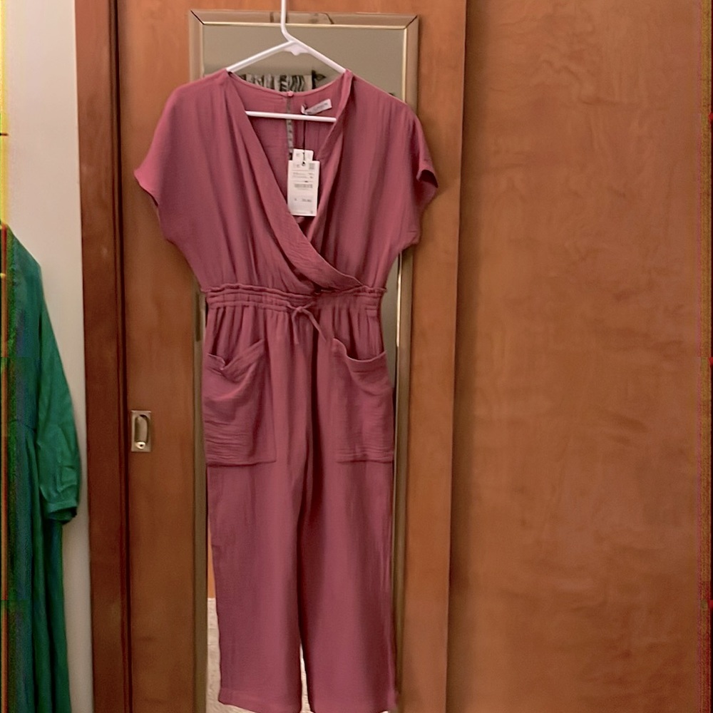 Mauve waffle jumper. Two large pockets,elastic waist with a cropped pant leg.